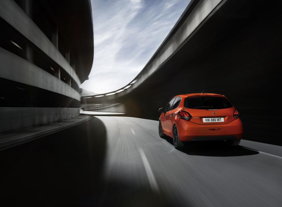  Peugeot 208 5-Door 2015 года  (фото 10 из 26)